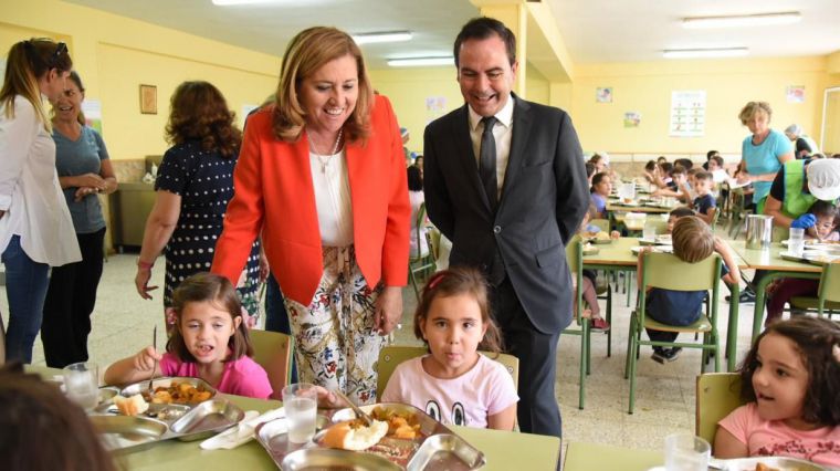 Más de 6.600 alumnos podrán beneficiarse de la beca de comedor este verano gracias al acuerdo de la Junta con 25 ayuntamientos de la región 