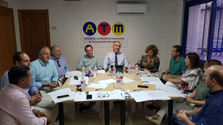 Foto de archivo de una reunión de junta directiva de ATM