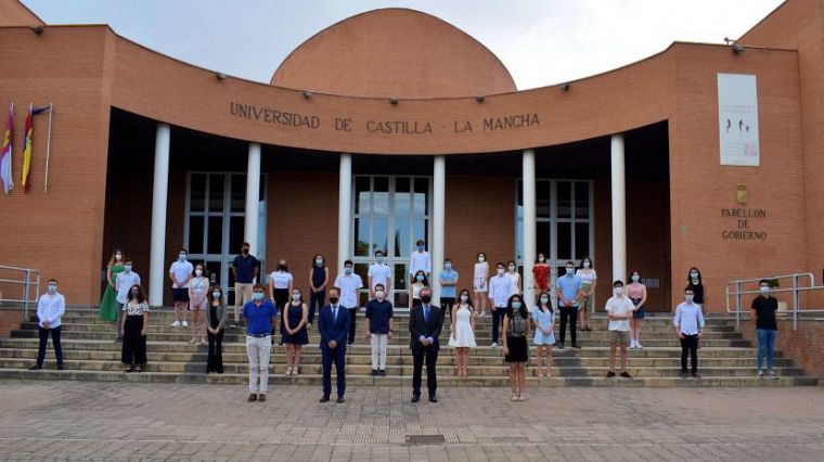 Preuniversitarios castellanomanchegos recogen sus reconocimientos tras conseguir las mejores notas en la EvAU 