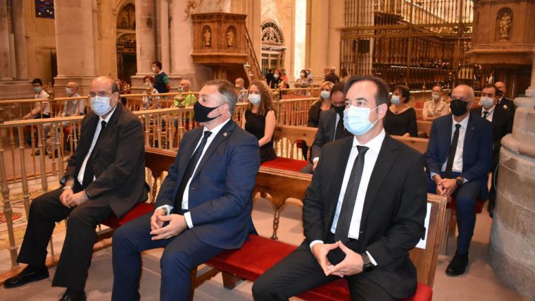 El vicepresidente regional asiste a la misa funeral en honor a las víctimas de la Covid-19 en la Catedral de Cuenca