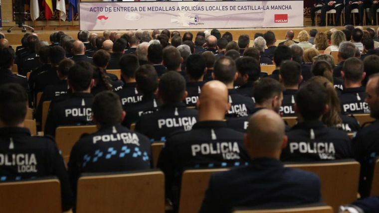 El Gobierno regional reconoce a 96 miembros de la Policía Local por su trayectoria, una actuación meritoria o la permanencia en el servicio 