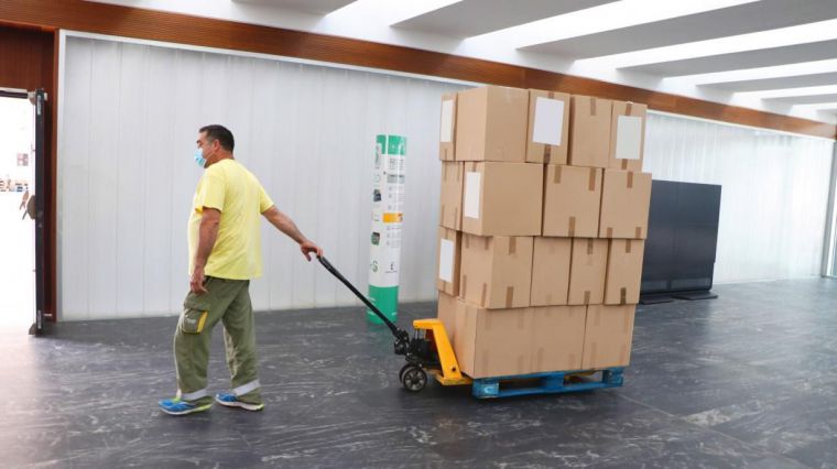 El Gobierno de Castilla-La Mancha ha enviado esta semana otro medio millón de artículos de protección a los centros sanitarios