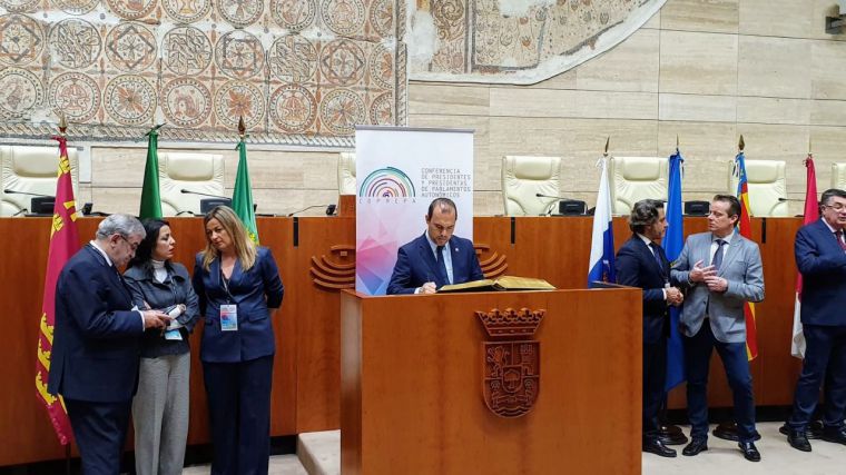 Fotografías de archivo de la presencia de Bellido en la reunión de la Coprepa que tuvo lugar en Mérida en enero