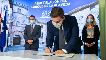 La Junta firma un protocolo con el Ayuntamiento de Sigüenza para la remodelación del Parque de la Alameda
