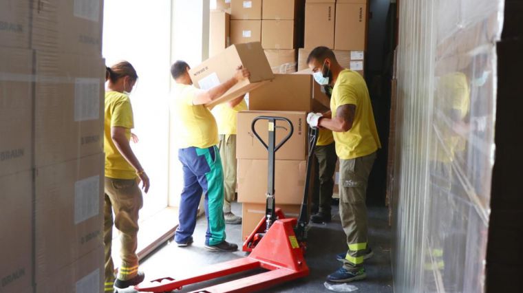 El Gobierno de Castilla-La Mancha ha distribuido esta semana una nueva remesa con más de 461.000 artículos de protección para los profesionales sanitarios