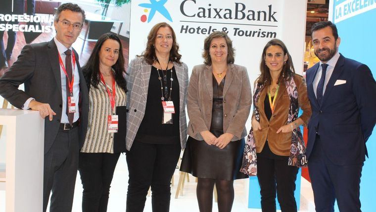 La consejera de Economía en un encuentro en FITUR con la directora Territorial en CLM de CaixaBank. 