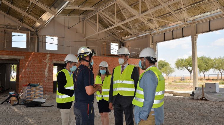 Álvaro Gutiérrez comprueba el buen ritmo de las obras del parque de bomberos de Villarrubia de Santiago