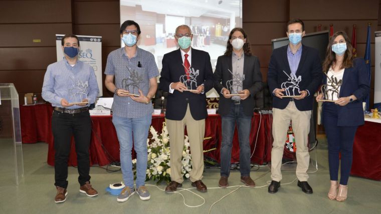 El catedrático de la UCLM Ernesto Martínez, reconocido con el Premio a la Trayectoria Científica que conceden los químicos de Castilla-La Mancha