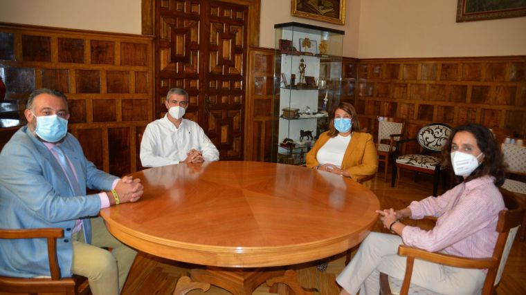 Álvaro Gutiérrez y Tita García Élez mantienen una reunión en la Diputación de Toledo