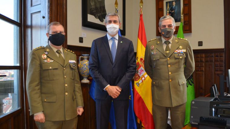  Álvaro Gutiérrez y el nuevo delegado de Defensa en la Región defienden la colaboración conjunta