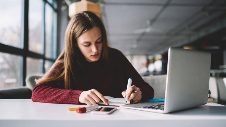 Castilla-La Mancha concede 424 becas de formación al alumnado que el curso pasado participó en los programas de Garantía Juvenil 