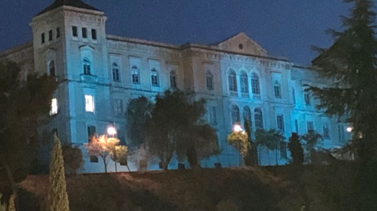 La Diputación de Toledo ilumina su fachada de azul para conmemorar el Día Universal de la Infancia