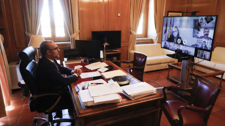 El presidente del Parlamento autonómico reclama en el Día Universal de la Infancia la firma del Pacto Estatal