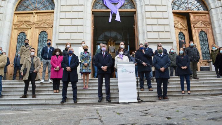 La Diputación de Toledo condena unida la violencia machista en una acto a las puertas de la institución provincial
