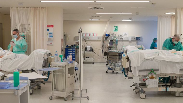 El número de casos y de hospitalizaciones en cama convencional descienden por debajo de 500 en Castilla-La Mancha