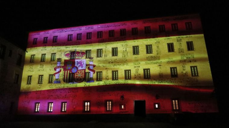 La bandera de España se proyecta durante las noches del puente de la Constitución en la fachada de las Cortes regionales