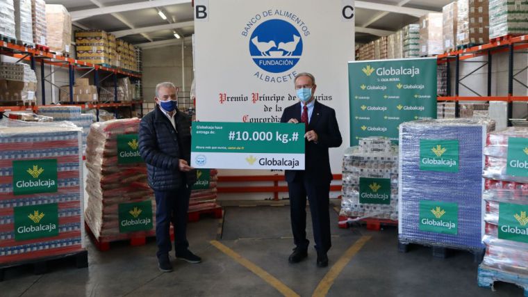 Globalcaja dona diez toneladas de productos de primera necesidad al Banco de Alimentos
