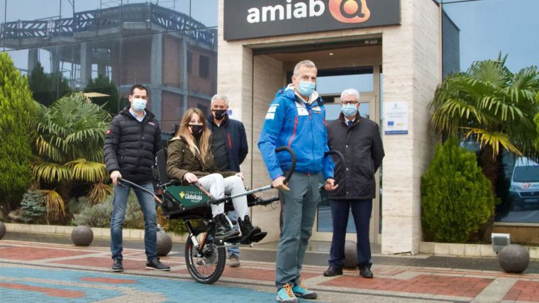 La Fundación Globalcaja Albacete colabora con AMIAB en la adquisición de una silla para la práctica de senderismo adaptado