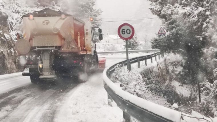 El Gobierno de Castilla-La Mancha actúa en más de 2.400 kilómetros de la Red Regional de Carreteras afectadas por la nieve y las heladas