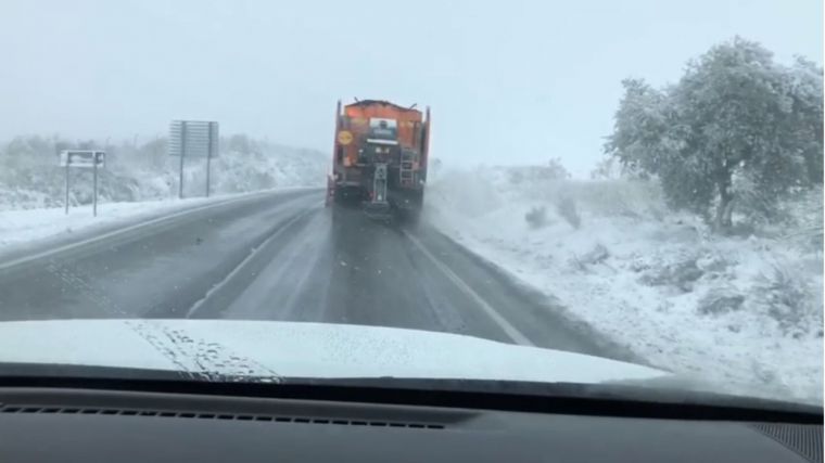 La Diputación de Toledo moviliza 80 efectivos y 36 vehículos para atenuar las consecuencias del temporal de nieve en la provincia
