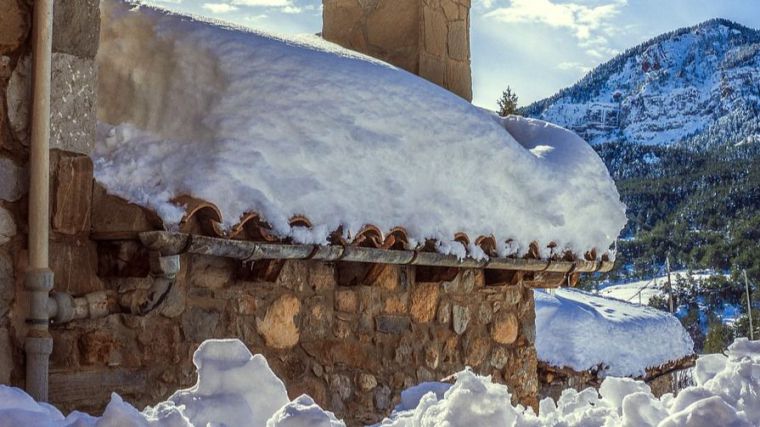 El Consorcio de Extinción de Incendios de la Diputación de Toledo alerta sobre la acumulación de nieve en balcones y cornisas