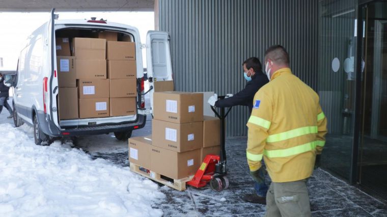 El Gobierno de Castilla-La Mancha ha distribuido esta semana más de 300.000 de artículos de protección para profesionales sanitarios