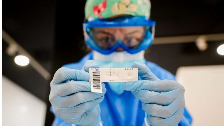 La Federación de Asociaciones Científico Médicos desaconseja los cribados masivos con test de antígenos
