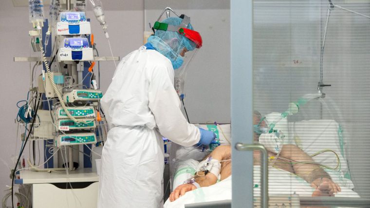 Remite la incidencia del coronavirus en Castilla-La Mancha: 607 casos, 937 hospitalizados en planta y 210 en UCI