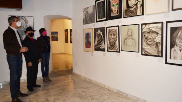 Álvaro Gutiérrez visita en San Clemente la muestra artística "Arte sin fronteras", que reúne a 56 artistas de todo el mundo