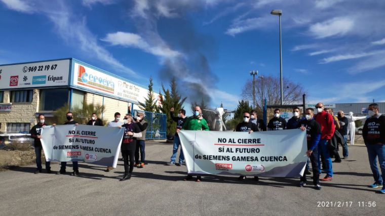 Los trabajadores de Siemens Gamesa levantan una gran hoguera a las puertas de su factoría en Cuenca 