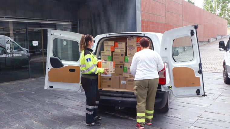 El Gobierno de Castilla-La Mancha ha distribuido esta semana cerca de 608.000 artículos de protección para profesionales sanitarios