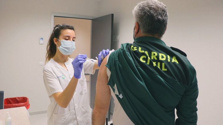 Castilla-La Mancha inicia la vacunación frente a la Covid-19 de casi 6.000 miembros de las Fuerzas y Cuerpos de Seguridad del Estado