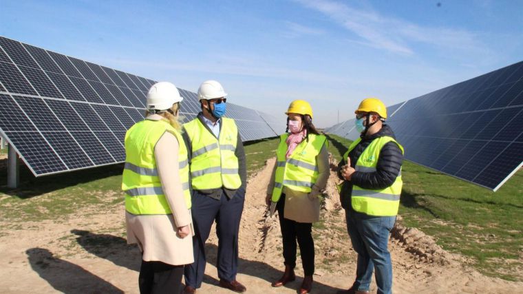 Más de 400 personas trabajan en la construcción de tres plantas fotovoltaicas del Grupo Cobra en Alcázar