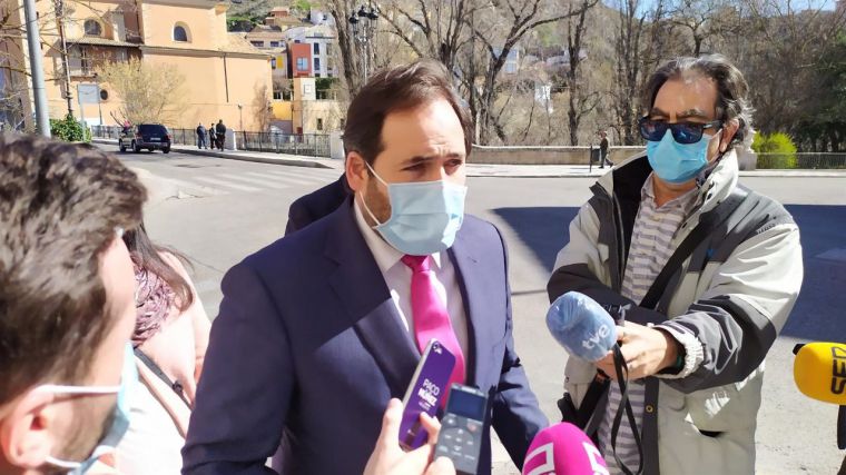 Núñez entra en campaña y pide a los castellanomanchegos empadronados en Madrid que voten a Ayuso