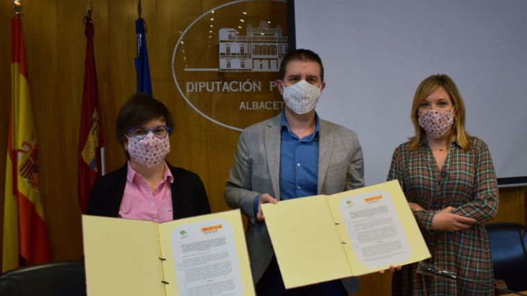 La Diputación de Albacete destinará 30.000 euros para la recogida textil de Cáritas y 15.000 más a renovar sus contenedores