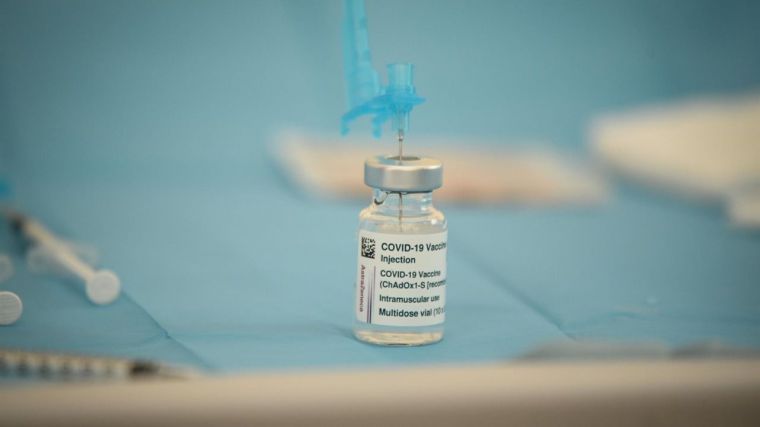 La OMS recomienda seguir administrando la vacuna de AstraZeneca porque los beneficios 'superan a los riesgos'