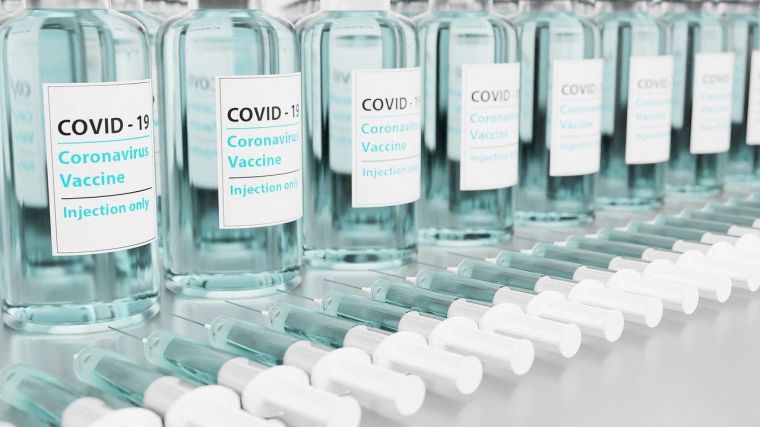 Sanidad convoca a las CCAA para estudiar retomar la vacunación con AstraZeneca