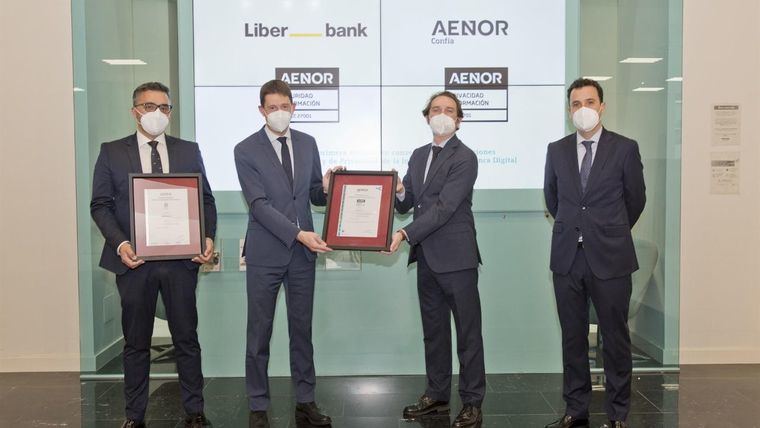 De izquierda a derecha, Juan Carlos Valle (director de Seguridad de la Información y riesgo Tecnológico), Severino Méndez (director general de Personas y Medios), Juan Lucas García (director de AENOR) y Alberto García (director de Protección de Datos)