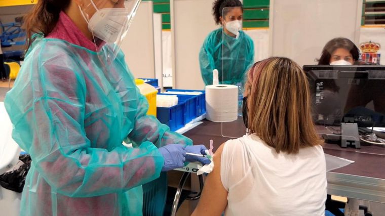 Castilla-La Mancha ha administrado la primera dosis de la vacuna contra el COVID-19 a cerca de 15.000 profesionales del ámbito docente