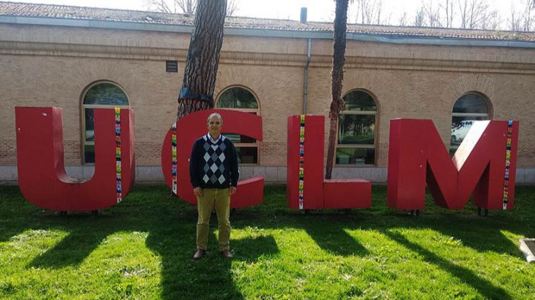 El profesor de la UCLM Abderrazzak Douhal, editor de la revista internacional PhysChem