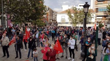Medio millar de personas arropan a los trabajadores de Repsol Puertollano, que anuncian manifestación y piden unidad