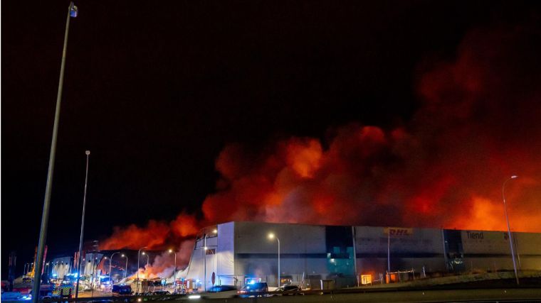 Decenas de bomberos continúan trabajando en el fuego de las naves de Seseña, ya perimetrado