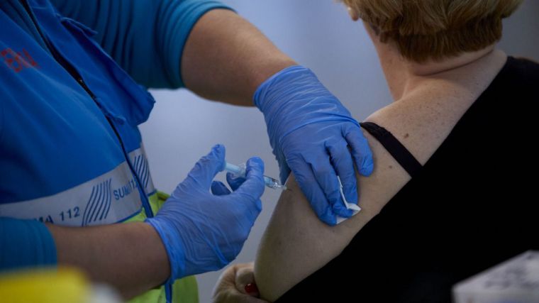 Sanidad rechaza poner la vacuna de AstraZeneca a voluntarios menores de 60 años