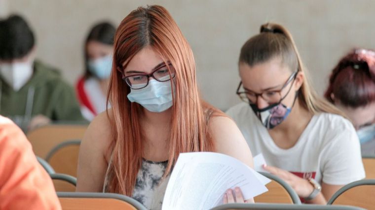 Sanidad recomienda hacer la EBAU asegurando una distancia de 1,5 metros y ventilar 15 minutos antes las clases