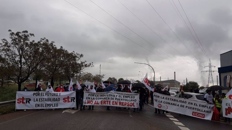 Unos 300 trabajadores de Repsol Petróleo Puertollano cortan la carretera de acceso a la refinería en rechazo al ERTE