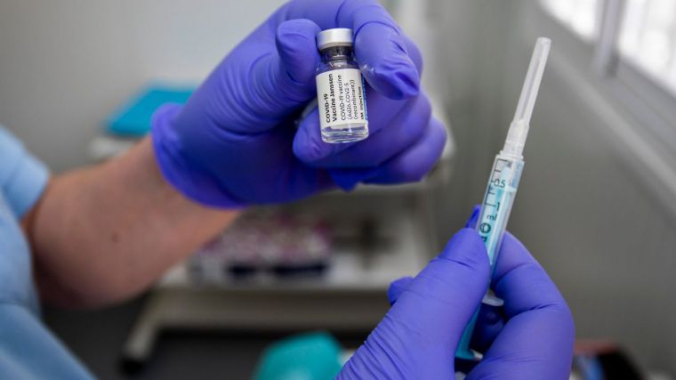 CLM planteará a Gobierno extender la vacuna de Janssen a menores de 60 años para acelerar un tercio la campaña