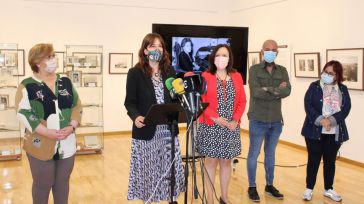 Mercedes Ros y María José Fuenteálamo, ganadora y accésit respectivamente de la I Edición del Premio Periodístico Luisa Alberca Lorente por la igualdad de género en Castilla-La Mancha