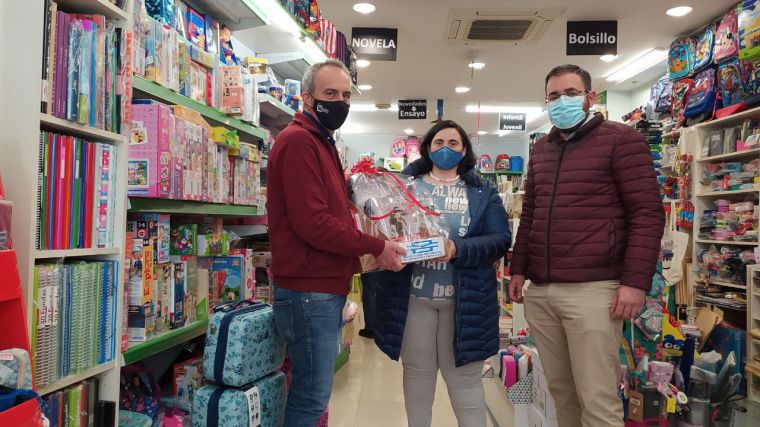 La Asociación de Libreros de Cuenca entrega los premios a los ganadores de los sorteos del día del libro