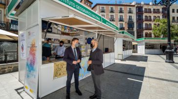 El delegado del Gobierno visita la caseta del Instituto Geográfico en la Feria del Libro de Toledo 