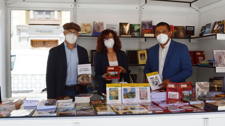 El Gobierno de la Diputación regala 400 libros en la Feria de Toledo y la Semana del Libro Talavera de la Reina